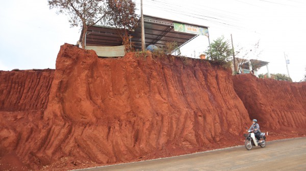 Hạ cốt nền đường, nhà dân chênh vênh bên mép vực sâu: Trách nhiệm thuộc về ai? Hạ cốt nền đường, nhà dân chênh vênh bên mép vực sâu: Trách nhiệm thuộc về ai?