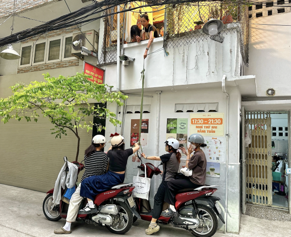 TP.HCM có quán ăn kỳ lạ: Hủ tiếu, cơm gà, nước uống thả dây có '1-0-2' TP.HCM có quán ăn kỳ lạ: Hủ tiếu, cơm gà, nước uống thả dây có '1-0-2'