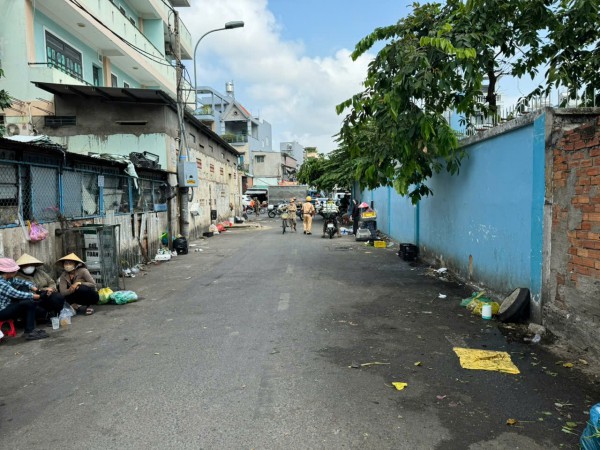 TP.HCM: Xử lý 'chợ' tự phát bủa vây trường tiểu học