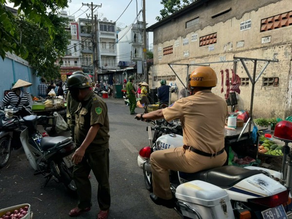 TP.HCM: Xử lý 'chợ' tự phát bủa vây trường tiểu học