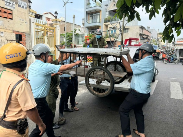 TP.HCM: Xử lý 'chợ' tự phát bủa vây trường tiểu học