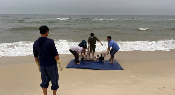 Quảng Trị: Lật tàu cá cách bờ 100 m tại biển Nhật Lệ, 1 người tử vong