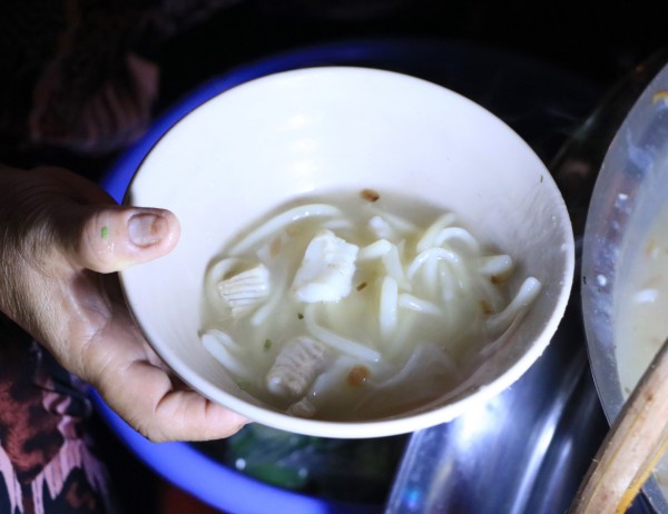 TP.HCM có quán ăn kỳ lạ: Bánh canh 40 năm, mở bán rạng sáng cho 'cú đêm'