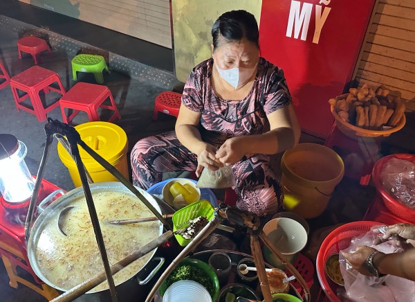 TP.HCM có quán ăn kỳ lạ: Bánh canh 40 năm, mở bán rạng sáng cho 'cú đêm'