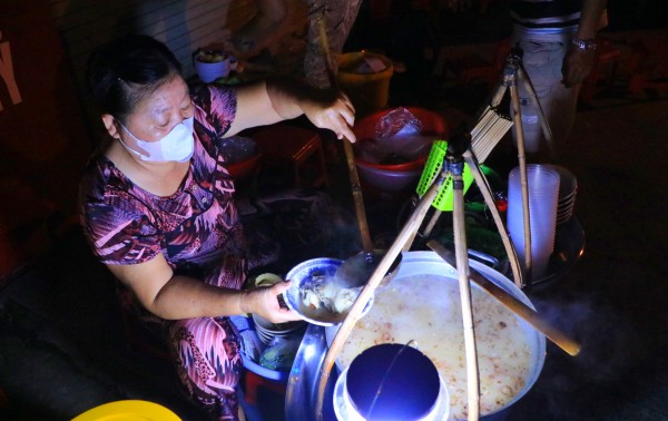 TP.HCM có quán ăn kỳ lạ: Bánh canh 40 năm, mở bán rạng sáng cho 'cú đêm'
