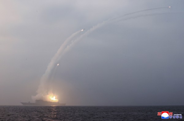 Ông Kim Jong-un thị sát tàu khu trục Triều Tiên phóng tên lửa