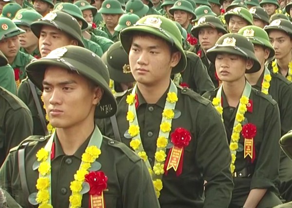 Thứ trưởng Bộ Quốc phòng Nguyễn Văn Gấu chúc mừng thanh niên lên đường nhập ngũ