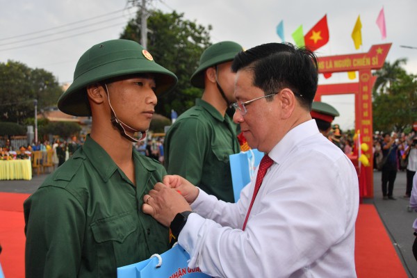 Thứ trưởng Bộ Quốc phòng Nguyễn Văn Gấu chúc mừng thanh niên lên đường nhập ngũ