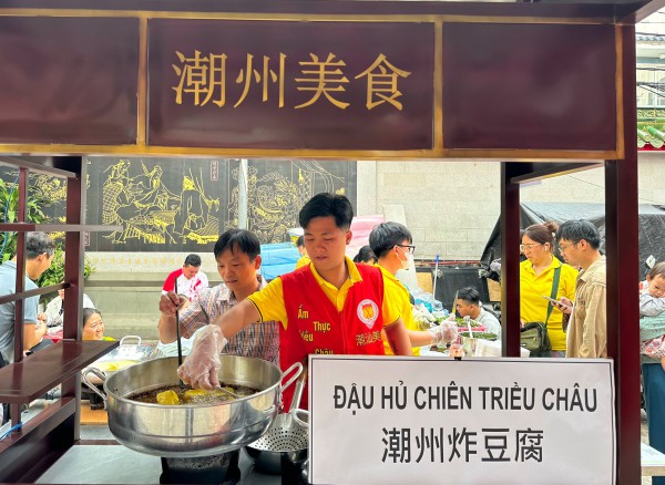 Xếp hàng dài mua đậu hũ vàng, mỗi năm chỉ bán một lần ở Chợ Lớn