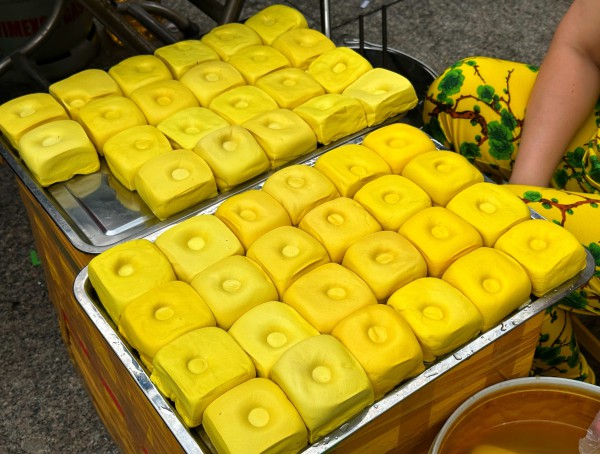 Xếp hàng dài mua đậu hũ vàng, mỗi năm chỉ bán một lần ở Chợ Lớn