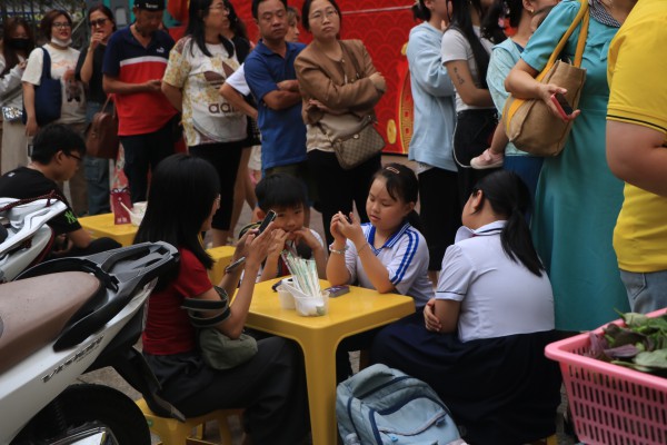Xếp hàng dài mua đậu hũ vàng, mỗi năm chỉ bán một lần ở Chợ Lớn