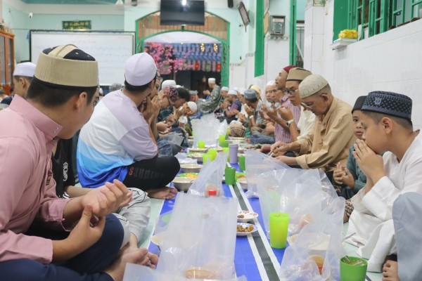 Sau 18 giờ 8 phút, người dân hẻm kiêng rượu bia, thịt heo ở TP.HCM ăn gì?