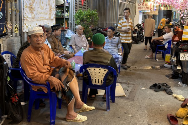 Sau 18 giờ 8 phút, người dân hẻm kiêng rượu bia, thịt heo ở TP.HCM ăn gì?