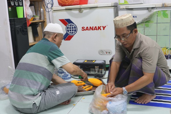 Sau 18 giờ 8 phút, người dân hẻm kiêng rượu bia, thịt heo ở TP.HCM ăn gì?