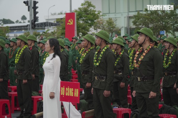 Khoảnh khắc xúc động hơn 4.400 tân binh ở Vĩnh Long lên đường nhập ngũ