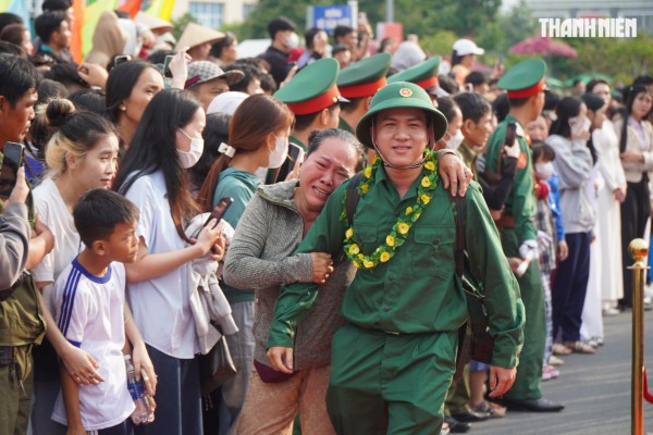 Khoảnh khắc xúc động hơn 4.400 tân binh ở Vĩnh Long lên đường nhập ngũ