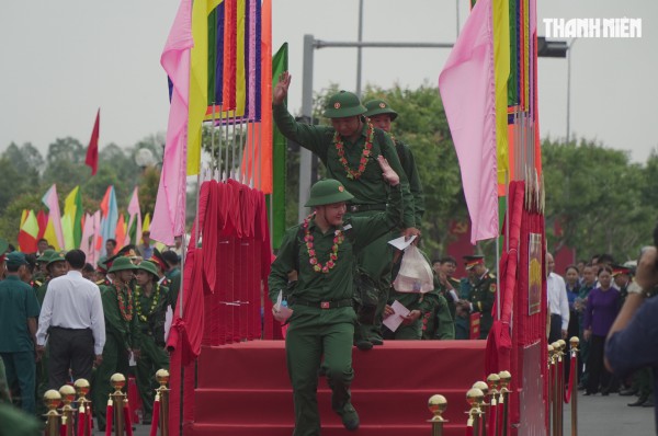 Khoảnh khắc xúc động hơn 4.400 tân binh ở Vĩnh Long lên đường nhập ngũ