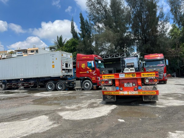 Phường Phước Long kiểm tra các bãi xe container tự phát trên đường Võ Chí Công