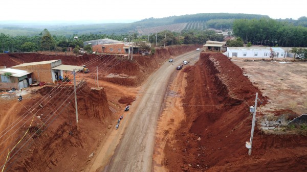 Hạ cốt nền đường, nhà dân chênh vênh bên mép vực sâu: Đất múc đi đâu?