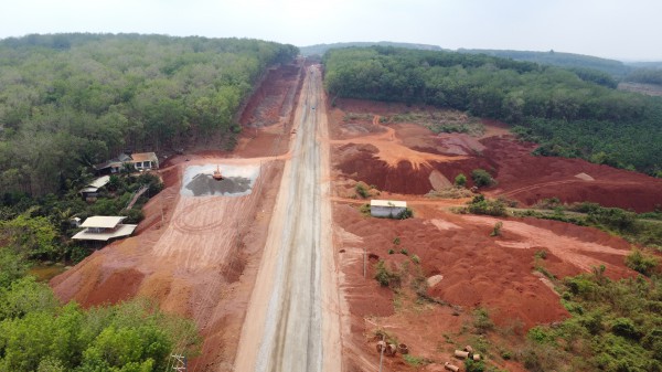 Hạ cốt nền đường, nhà dân chênh vênh bên mép vực sâu: Đất múc đi đâu?