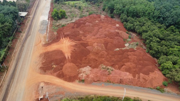 Hạ cốt nền đường, nhà dân chênh vênh bên mép vực sâu: Đất múc đi đâu?