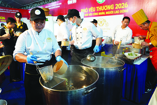 pho-dai-su-am-thuc-gui-trao-huong-vi-yeu-thuong-den-ba-con-bau-bang-1