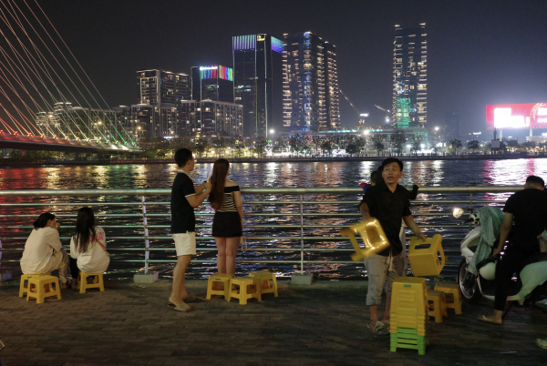 Hàng rong 'xí chỗ' công viên