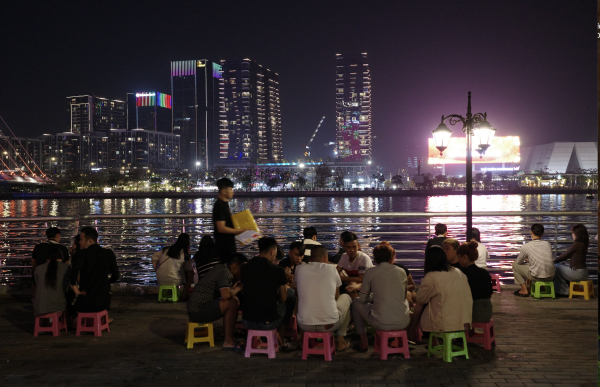 Hàng rong 'xí chỗ' công viên