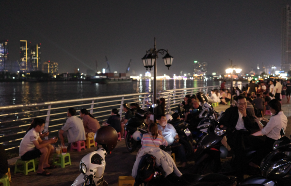 Hàng rong 'xí chỗ' công viên