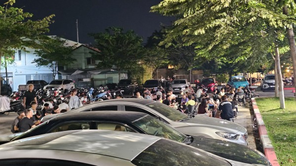 Bãi đậu xe công cộng bị lấn chiếm để bán thức uống