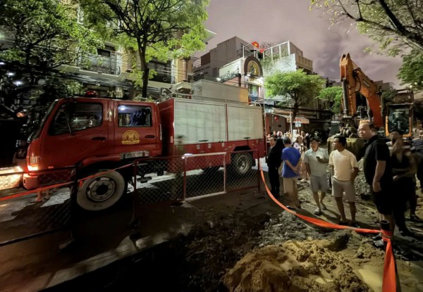 Cây cổ thụ bật gốc đè nhà dân nghi do đào đường thi công dự án