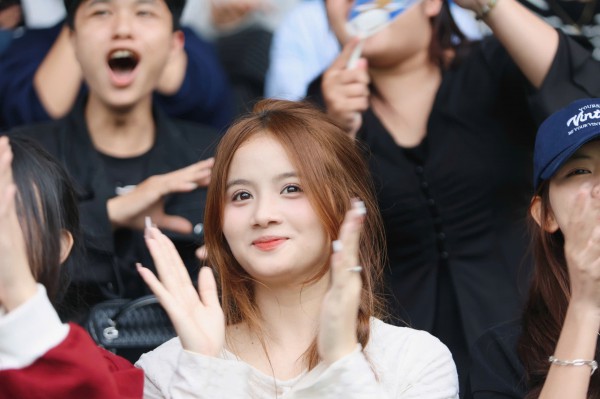 TNSV THACO cup 2026: Những 'bóng hồng' rạng rỡ trên khán đài SVĐ Trường ĐH Nha Trang