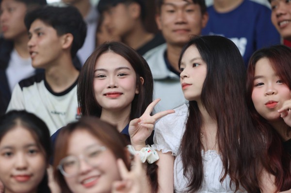 TNSV THACO cup 2026: Những 'bóng hồng' rạng rỡ trên khán đài SVĐ Trường ĐH Nha Trang