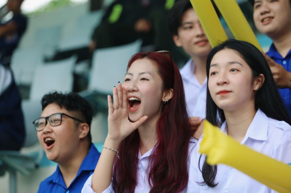 TNSV THACO cup 2026: Những 'bóng hồng' rạng rỡ trên khán đài SVĐ Trường ĐH Nha Trang