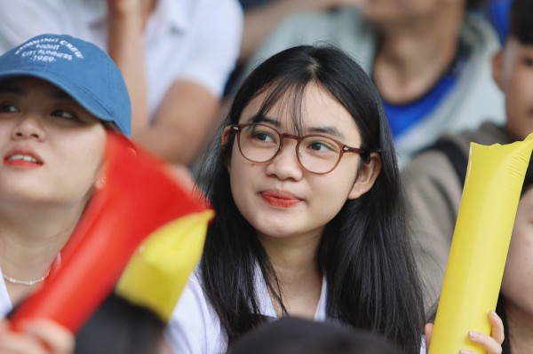 TNSV THACO cup 2026: Những 'bóng hồng' rạng rỡ trên khán đài SVĐ Trường ĐH Nha Trang