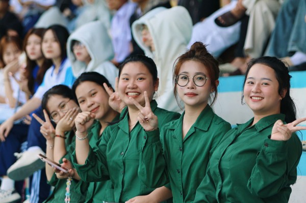 TNSV THACO cup 2026: Những 'bóng hồng' rạng rỡ trên khán đài SVĐ Trường ĐH Nha Trang