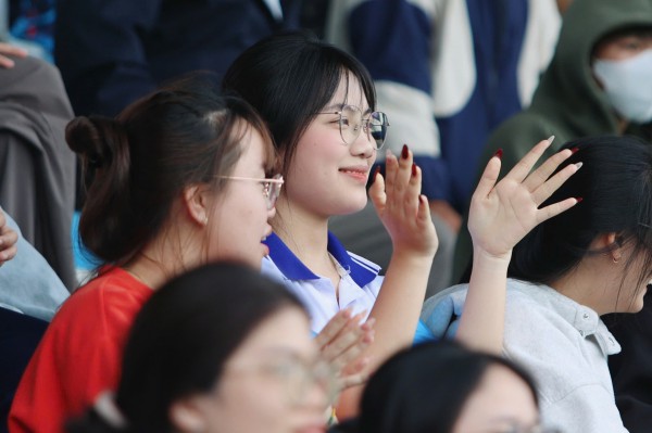 TNSV THACO cup 2026: Những 'bóng hồng' rạng rỡ trên khán đài SVĐ Trường ĐH Nha Trang