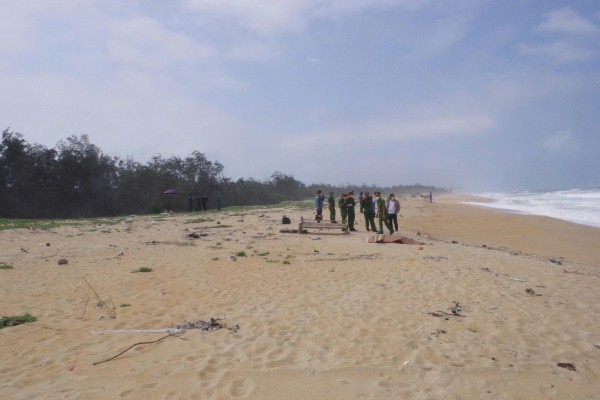 Phát hiện 2 thi thể nam giới trôi dạt vào bờ biển Quảng Ngãi