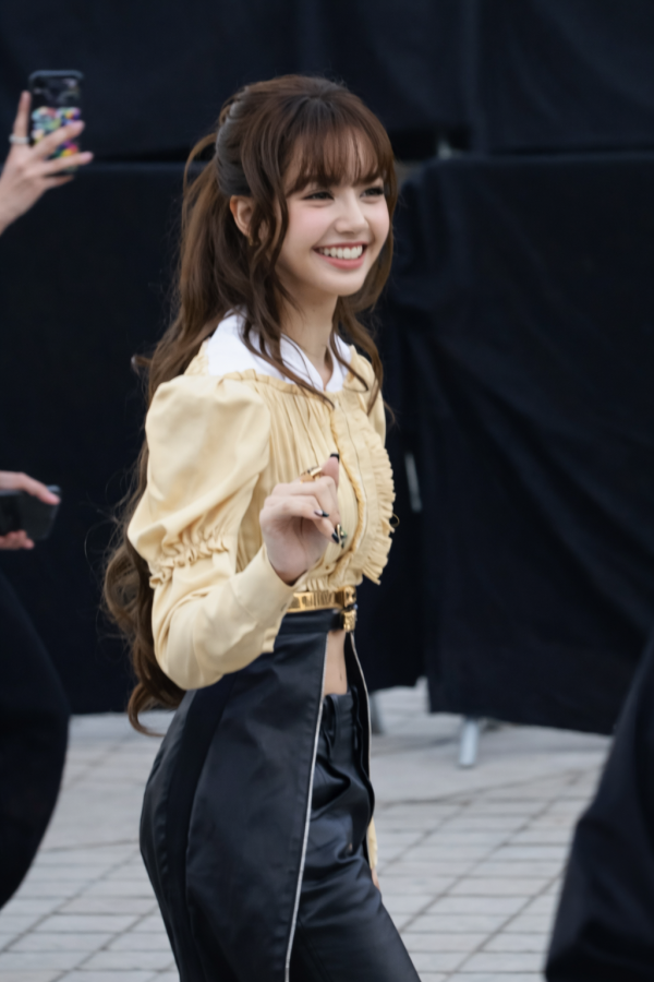 Lisa diện trang phục táo bạo gây chú ý tại tuần lễ thời trang Paris 2026