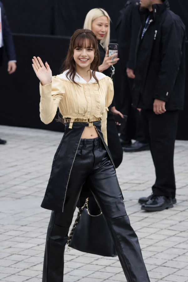 Lisa diện trang phục táo bạo gây chú ý tại tuần lễ thời trang Paris 2026