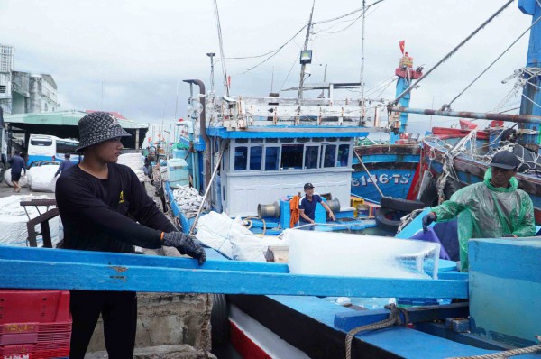 Ngư dân nỗ lực vượt khó