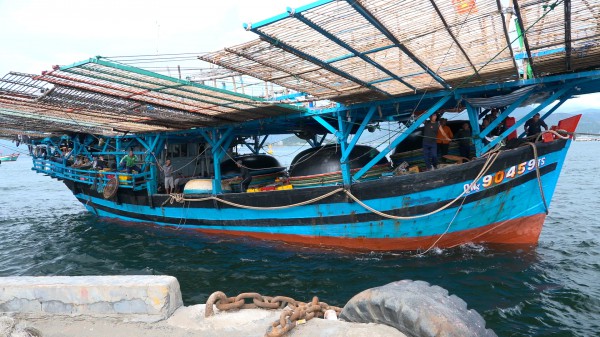 Hải quân xuyên đêm vượt sóng lớn, lai dắt tàu cá Quảng Ngãi cùng 36 ngư dân về bờ an toàn