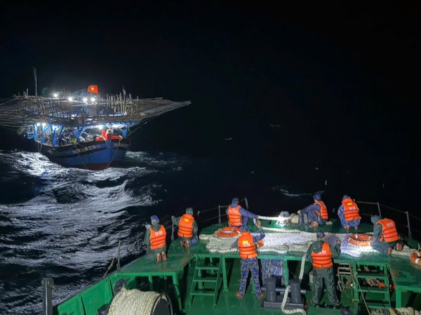 Hải quân xuyên đêm vượt sóng lớn, lai dắt tàu cá Quảng Ngãi cùng 36 ngư dân về bờ an toàn