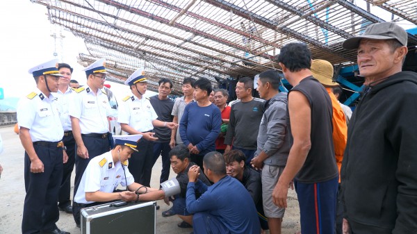 Hải quân xuyên đêm vượt sóng lớn, lai dắt tàu cá Quảng Ngãi cùng 36 ngư dân về bờ an toàn