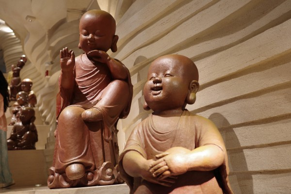 Khám phá 'đường hầm điêu khắc' bên trong tượng Bồ Tát Di Lặc ở núi Bà