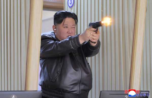 Ông Kim Jong-un và con gái bắn thử súng ngắn