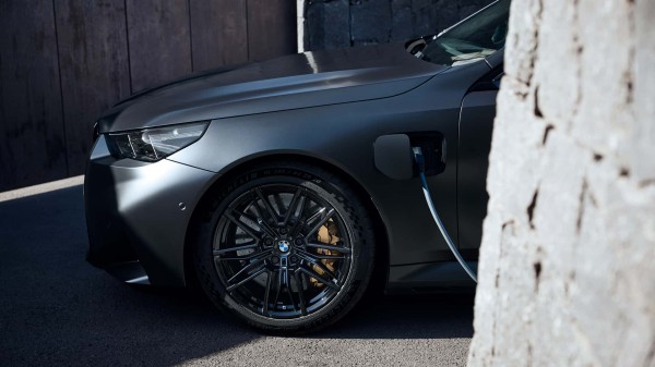 Lưu ý gì khi sử dụng ô tô hybrid cắm sạc ngoài?