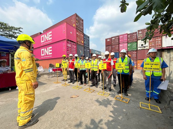 Diễn tập ứng phó sự cố tràn dầu trên sông Sài Gòn Diễn tập ứng phó sự cố tràn dầu trên sông Sài Gòn