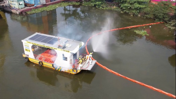 Diễn tập ứng phó sự cố tràn dầu trên sông Sài Gòn Diễn tập ứng phó sự cố tràn dầu trên sông Sài Gòn