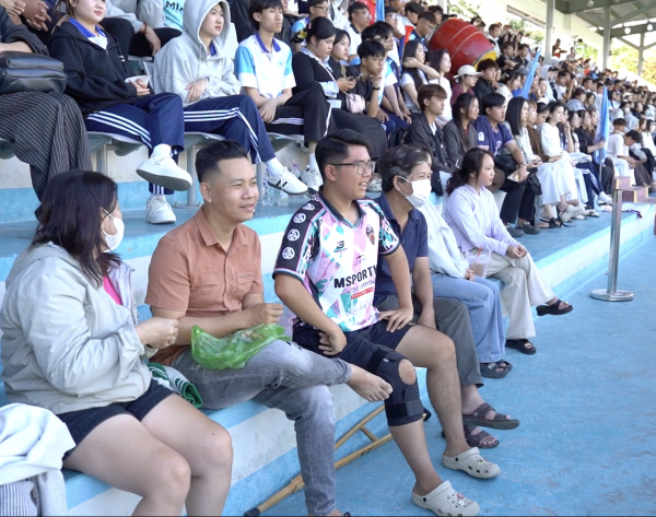 Chàng trai đi nạng đến sân, cổ vũ giải bóng đá sinh viên Việt Nam